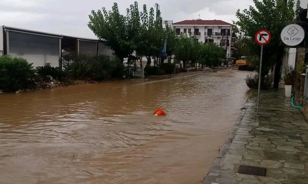 "Πνίγεται" πάλι η Μαγνησία! Προσπάθεια απεγκλωβισμού πολιτών από το κέντρο του Βόλου, Αγριά και Αλυκές τώρα